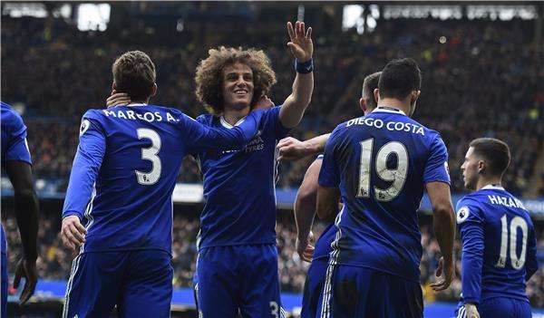 ديفيد لويز مع لاعبي تشيلسي