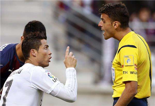 مخاوف كتالونية من حكم موقعة برشلونة وسيلتا فيجو