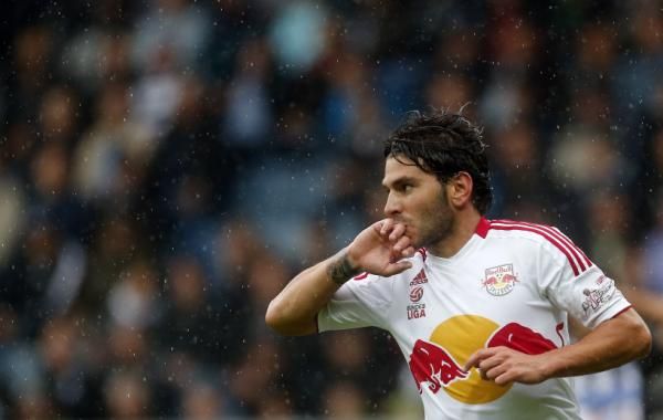 المهاجم الإسباني جوناثان سوريانو