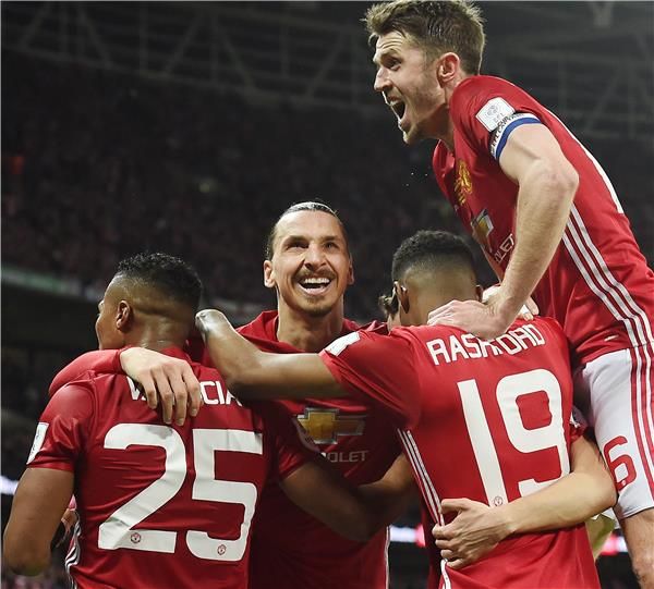 زلاتان قاد فريقه للقب