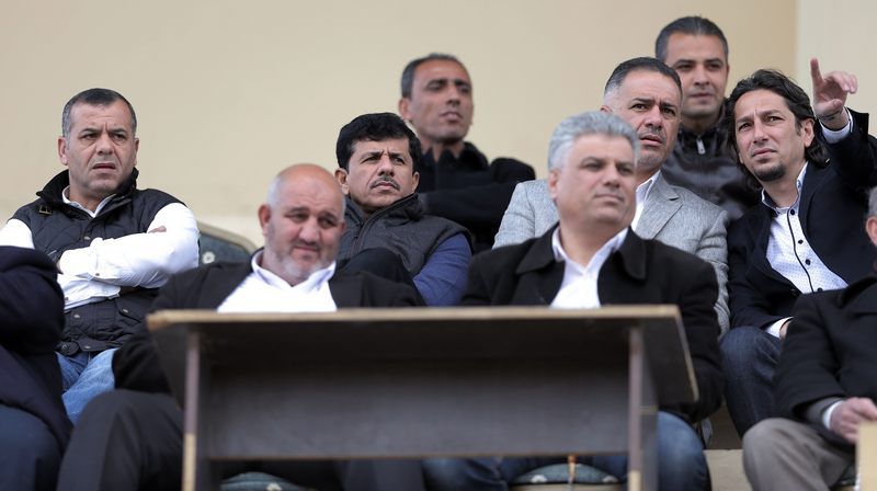 الجهاز الفني للمنتخب الأردني خلال متابعة المباراة