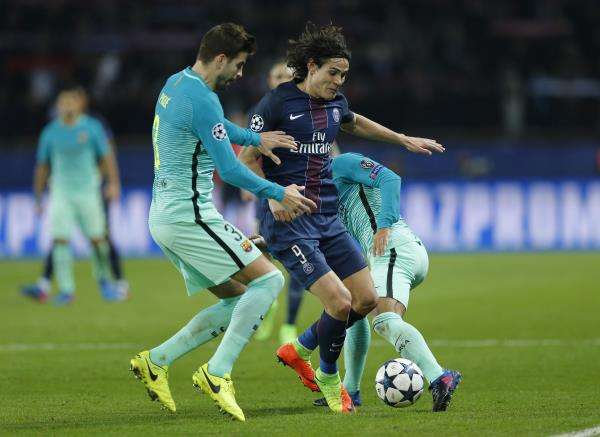 صراع على الكرة بين كافاني وبيكيه في لقاء الذهاب