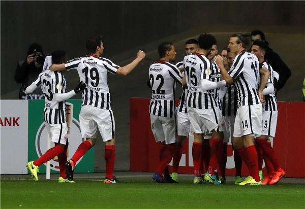 فرانكفورت يتأهل لقبل النهائي