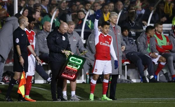 سانشيز في طريقه للخروج من ملعب الإمارات