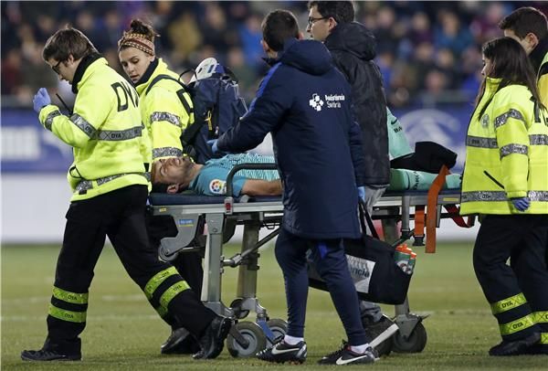 بوسكيتس لحظة خروجه من الملعب بمباراة ايبار