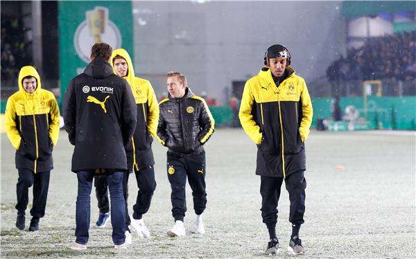 لاعبو دورتموند في ملعب المباراة قبل قرار التأجيل