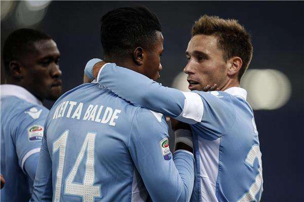 لوكاس بيليا مع لاعبي لاتسيو