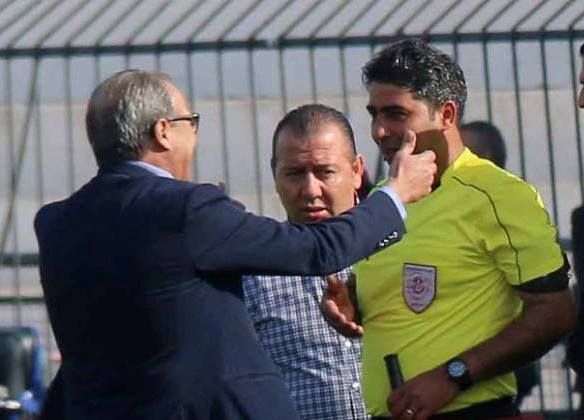 المنصف خماخم خلال كلاسيكو أمس لحظة دخوله إلى أرضية الميدان قبل نهاية المواجهة