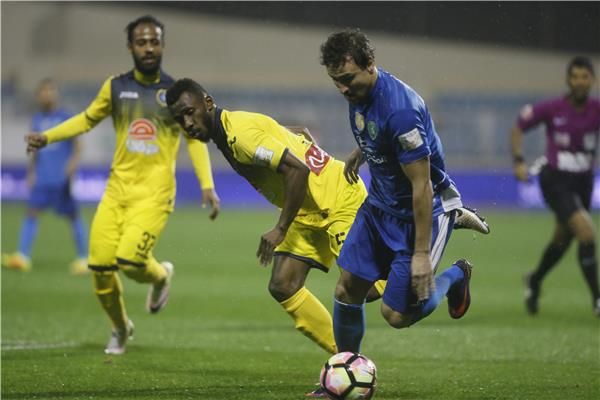 طلال العبسي يساراً