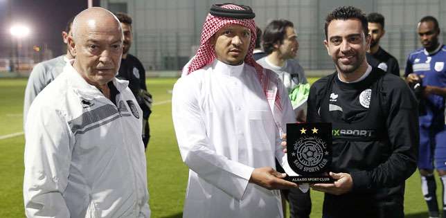 تشافي هيرنانديز أثناء تسلم الجائزة