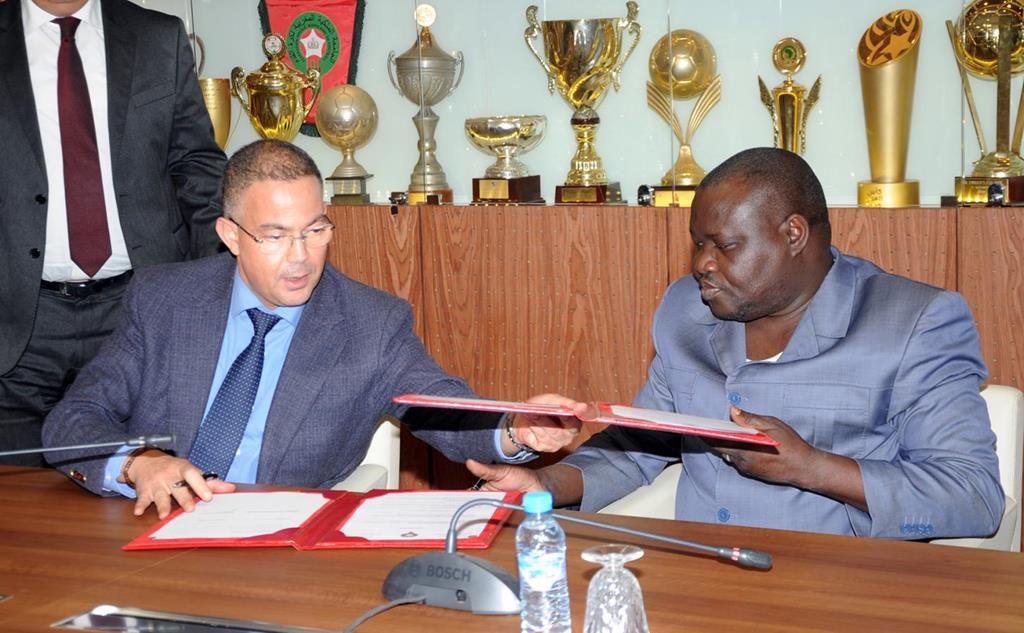 جانب من التوقيع