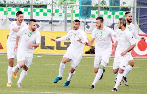 لاعبو الشباب العماني