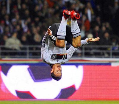 مهاجم ألمانيا ميروسلاف كلوزه يحتفل بعد تسجيله هدف منتخب بلاده