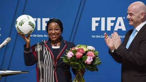 فاطمة مع رئيس الفيفا