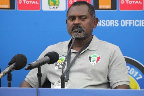 مبارك سليمان خلال المؤتمر الصحفي