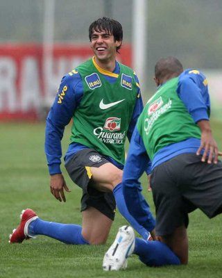 كاكا خلال تدريبات المنتخب البرازيلي الأخيرة