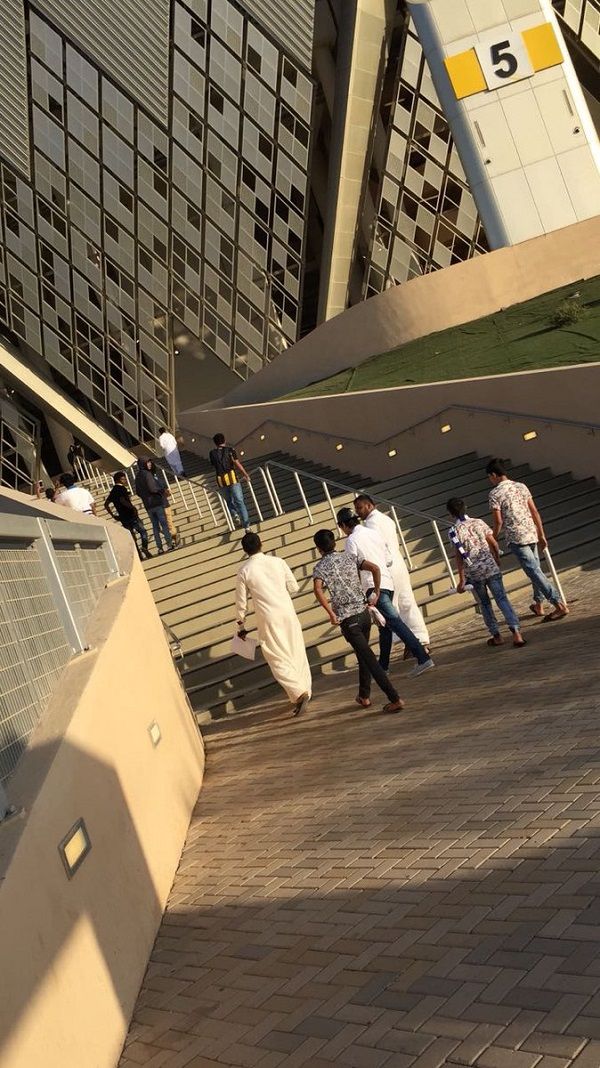 جانب من توافد الجماهير على استاد الجوهرة