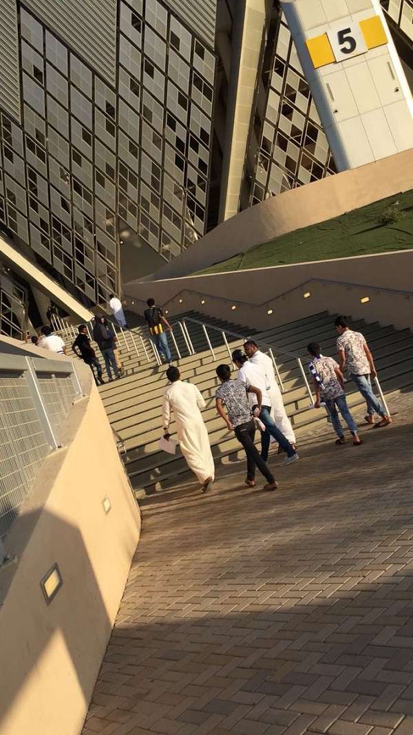 جانب من توافد الجماهير على استاد الجوهرة