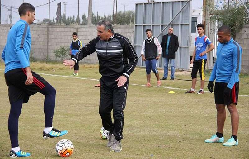 مصطفى نجم مدرب الشاطئ