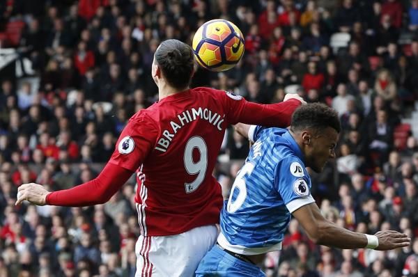 لقطة اعتداء إبراهيموفيتش على لاعب بورنموث