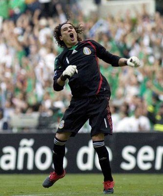 فرحة حارس المنتخب المكسيكي جوليرمو اوشوا