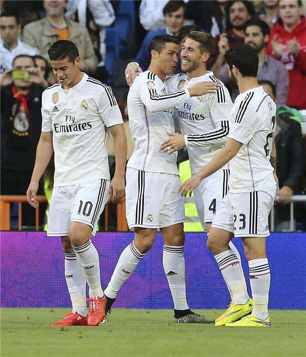 جيمس رودريجيز وإيسكو مع لاعبي ريال مدريد