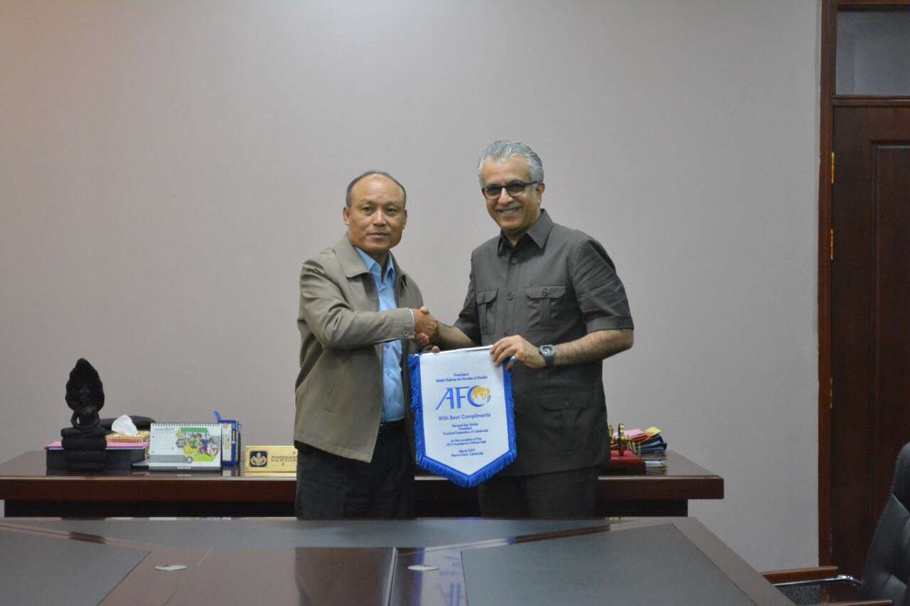 سلمان بن ابراهيم برفقة رئيس الاتحاد الكمبودي