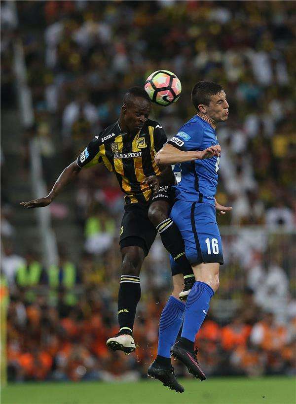 التحام هوائي بين لاعبي اتحاد جدة والهلال