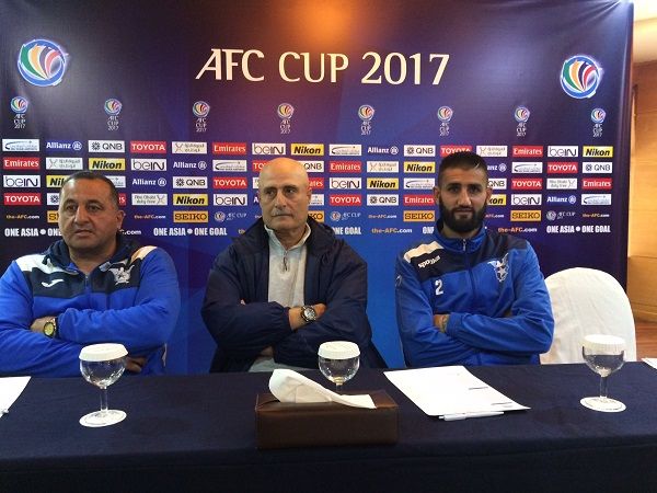اميل رستم خلال المؤتمر الصحفي