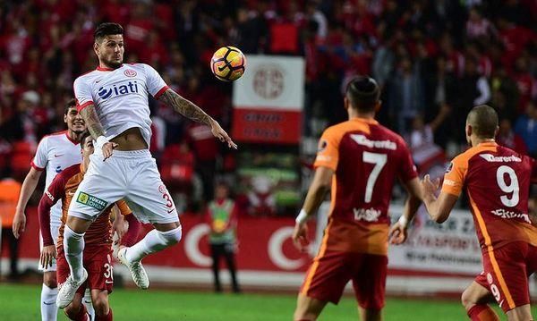 جالطة سراي يهزم انطاليا بثلاثية