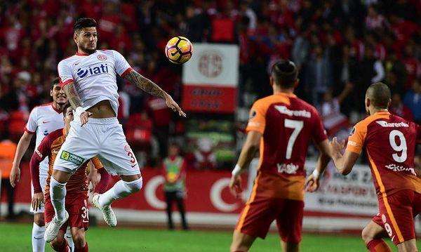 جالطة سراي يهزم انطاليا بثلاثية