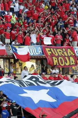 احتفالات الجمهور الشيلي أثناء مبارات فريقهم مع كولومبيا