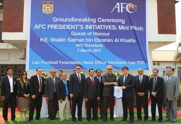 الشيخ سلمان بن إبراهيم يتوسط كبار الحضور في الحفل