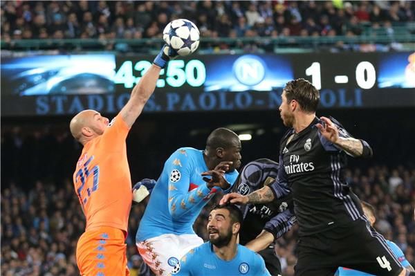 بيبي رينا يتفوق في كرة هوائية خلال لقاء ريال مدريد