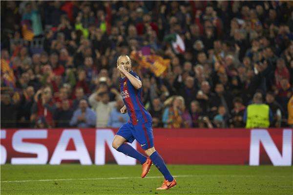 أندرياس إنييستا يعبر عن فرحته بأحد أهداف برشلونة