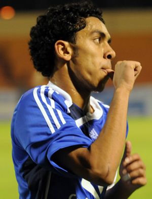 فرحة عبدالعزيز الدوسري بهدف الفوز الهلالي .. وبعد هذه الحركة تم طرده  - مصدر الصورة : موقع الهلال الرسمي
