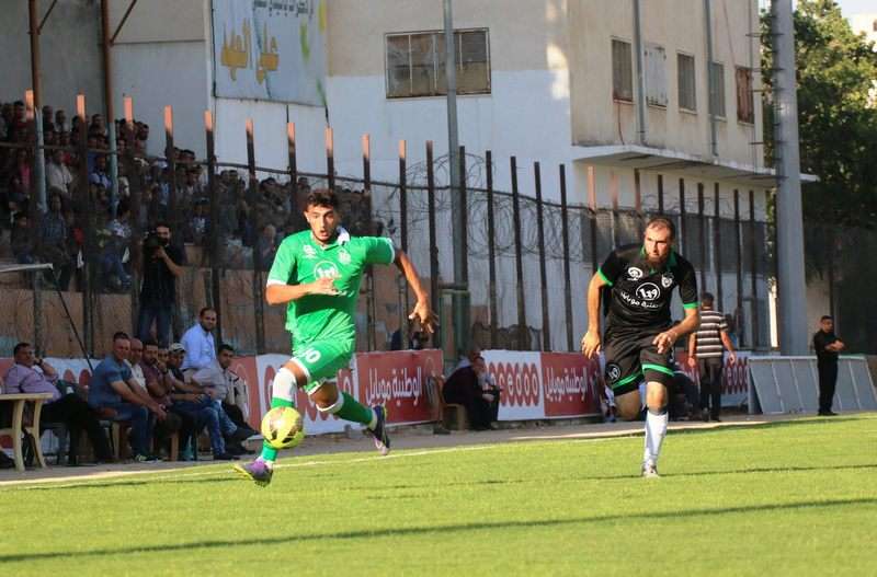 محمد بلح مهاجم الصداقة ينطلق بالكرة