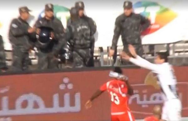 لقطة رمي بانجورا قارورة صوب جماهير الصفاقسي