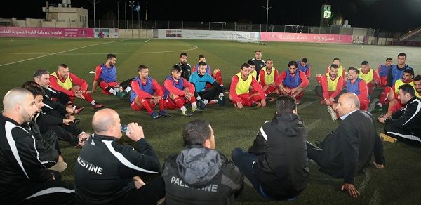 الرجوب يلتقي لاعبي المنتخب