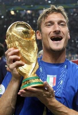 صورة أرشيفية لتوتي بعد الفوز بكأس العالم 2006