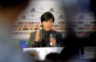 لوف خلال المؤتمر الصحفي الأخير