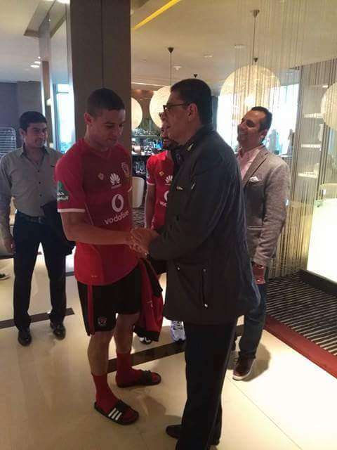 جانب من زيارة سابقة لمحمود طاهر للاعبي الأهلي