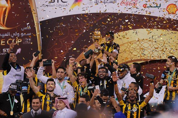 فرحة اللاعبين بالتتويج