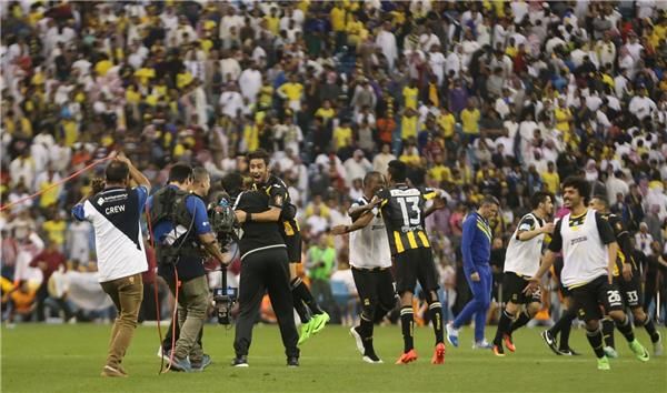 فرحة هستيرية للاعبي الاتحاد عقب الفوز على النصر