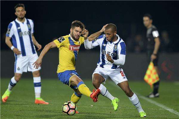 ياسين براهيمي يحاول المرور من لاعب أروكا