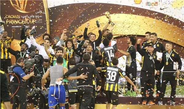 فرحة لاعبي اتحاد جدة بكأس ولي العهد