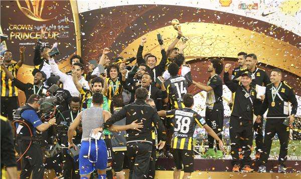 فرحة لاعبي اتحاد جدة بكأس ولي العهد