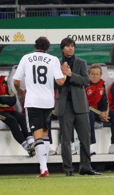 لوف مع غوميز في مباراة فنلندا