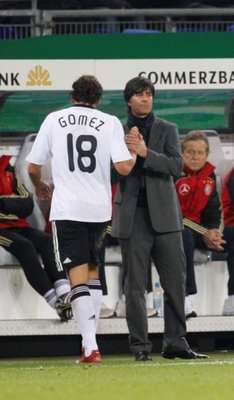 لوف مع غوميز في مباراة فنلندا