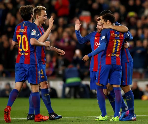 راكيتيتش مع لاعبي برشلونة